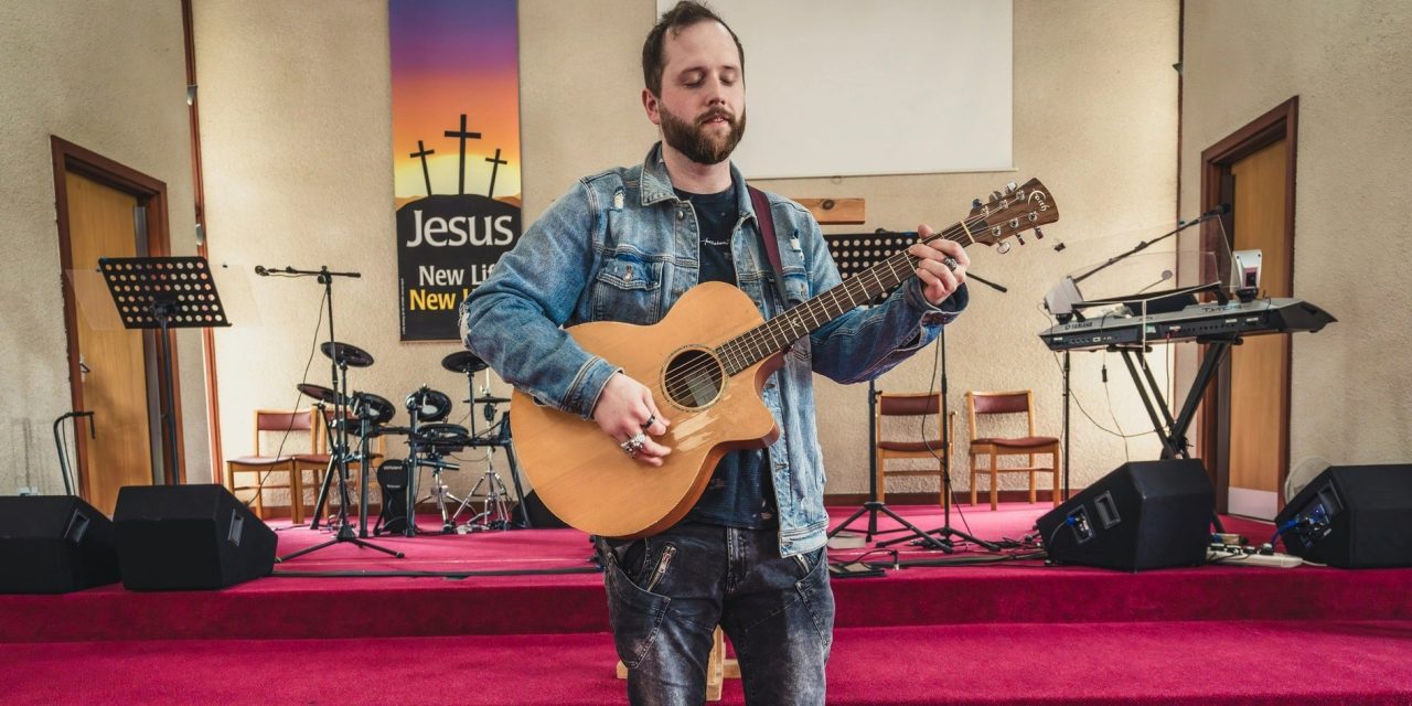 Unplugged Praise: The Movement of Acoustic Worship