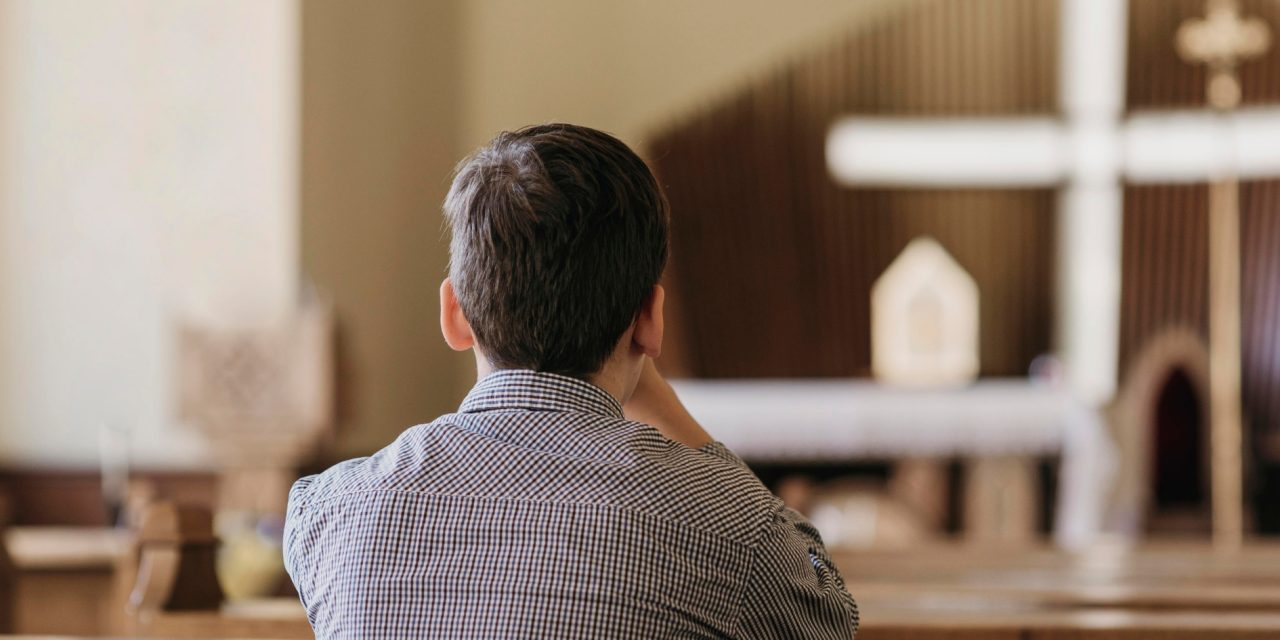 Sacred Silence in Worship: The Biblical Case for Intentional Pauses Between Songs