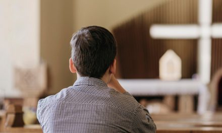 Sacred Silence in Worship: The Biblical Case for Intentional Pauses Between Songs